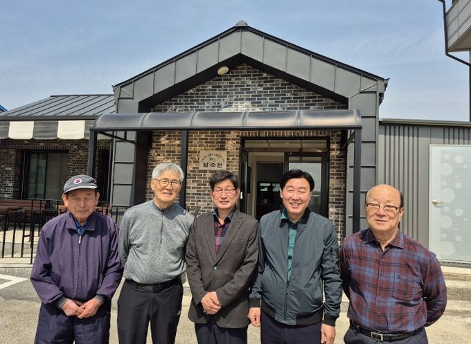 중앙에 이종관 오성면장과 오른쪽에서 2번째 진수성 노인회장 등 지역 어르신들이 담소원 앞에서.