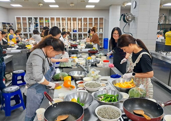 (참고사진)전통음식 만들기 체험을 하고 있다