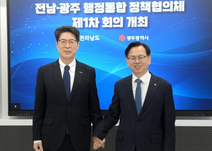 고광완 광주광역시장 권한대행과 황기연 전라남도지사 권한대행이 지난 24일 오후 나주혁신도시 복합혁신센터에서 열린 광주·전남 정책협의체 제1차회의에 앞서 손을 맞잡고 있다. /광주광역시 제공