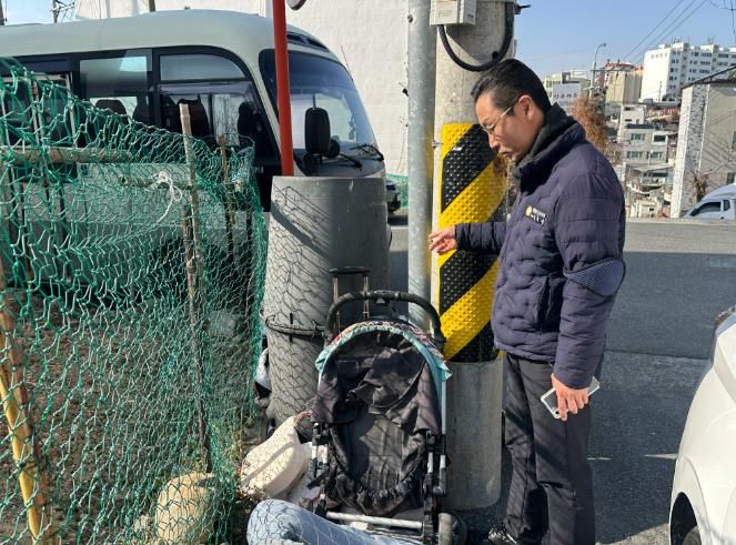 울산 중구의회(의장 박경흠) 문희성 의원은 25일 서면질문을 통해 관리사각에 놓여 흉물로 방치된 의류수거함 문제를 지적하고 대책마련을 요구했다