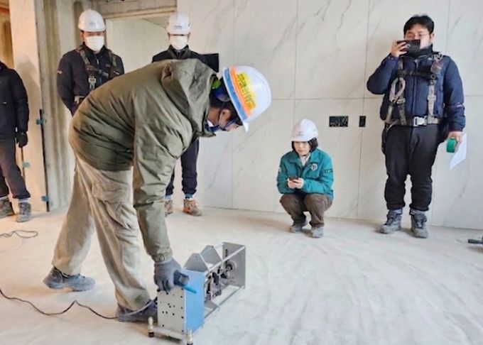 광산구가 공사 예정인 한 아파트 ‘바닥충격음 견본세대’에서 층간소음 성능 검사를 진행하고 있다.