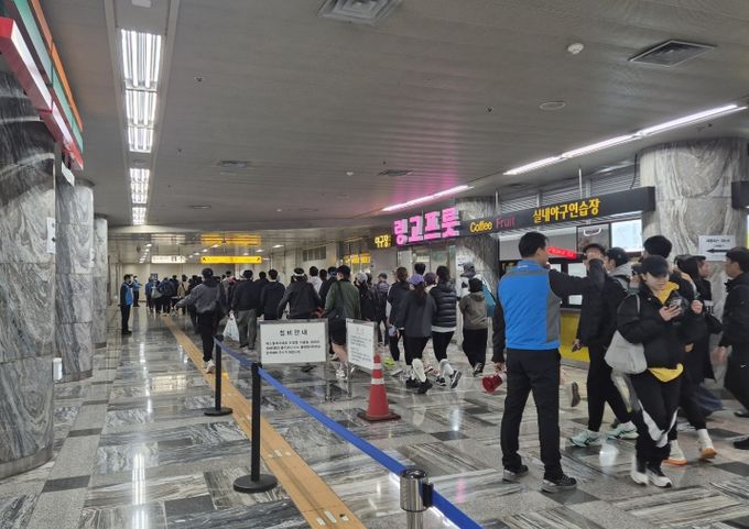 야구 경기일 안전인력 활동모습