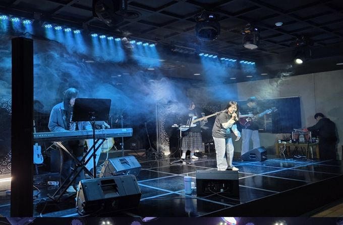 부천시청소년센터 소공연장, 밴드 '전복'의 열기로 꽉 찼다