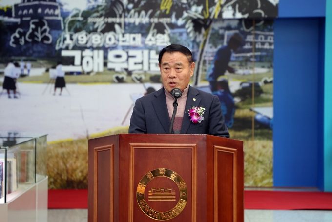 이재식 수원특례시의회 의장이 26일 수원박물관 1층 로비에서 열린 「수원박물관 특별기획전 ‘1980년대 수원, 그해 우리는’」 개막식에서 축사를 하고 있다