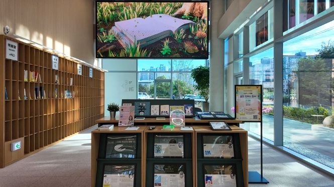 문산도서관 1층 안내데스크 내부 전경