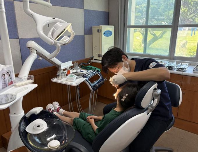 사업 대상 학생이 치과 진료를 받고 있다.