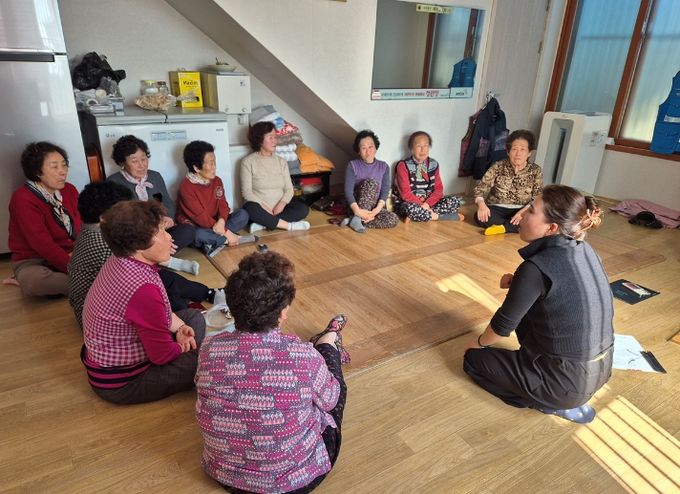 여수시가 3월부터 11월까지 경로당과 마을회관 등 어르신 이용시설을 대상으로 ‘찾아가는 어르신 스마트폰 방문 교육’을 추진한다.