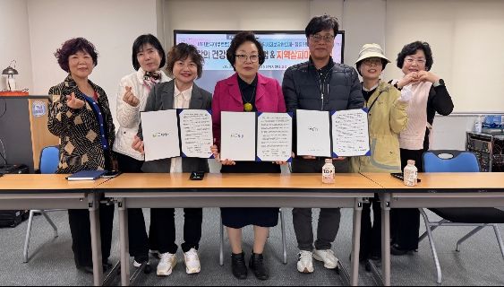 정릉3동지역사회보장협의체와 정릉3동 주민센터, 에치와이 정릉점 관계자들이 고독사 예방을 위한 업무협약 체결 후 기념촬영을 하고 있다.