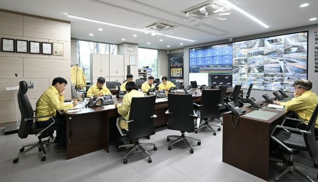 3월 26일 시흥시청 재난상황실에서 산불관련 상황판단회의가 열리고 있다