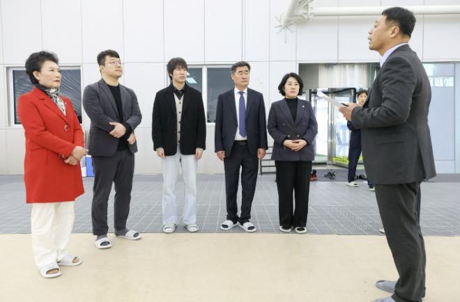 안산시의회 문화복지위원회가 26일 제302회 임시회 중 현장활동을 진행했다. 사진은 이날 현장활동 중 한 장면.