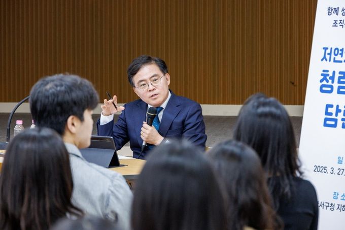 진교훈 서울 강서구청장(정면)이 27일(금) 구청 지하상황실에서 열린 ‘저연차 공무원 청렴소통 담론회’에서 직원들과 이야기를 나누고 있다.