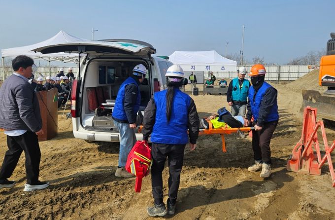 2026년도 상반기 건설현장 재난대응 훈련을 진행하고 있다 / 사진 제공 = 인천항만공사