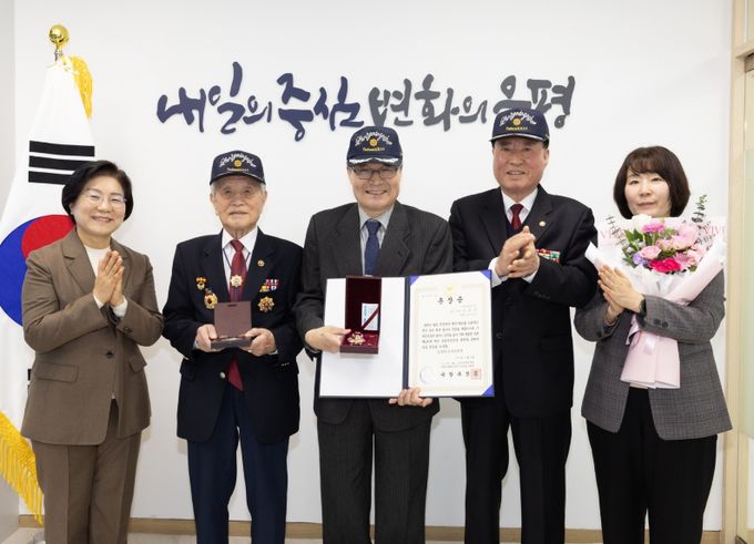 화랑무공훈장 전수식 사진. 왼쪽부터 김미경 은평구청장, 김상유 무공수훈자회 운영위원장, 유가족 김진규 씨, 류흥덕 무공수훈자회 지회장, 이지우 복지정책과장