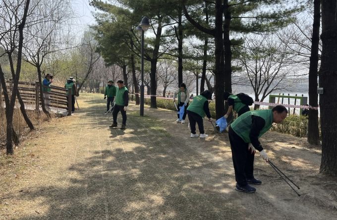 수원시 장안구 새마을 가족, 축제 앞두고 만석공원 정화 활동 추진