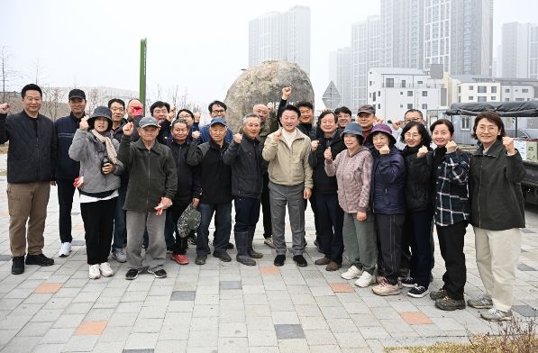 의정부시는 3월 28일 산곡동 독바위문화공원(산곡동 795번지)에서 자원봉사자들과 함께 수국 식재를 진행했다.