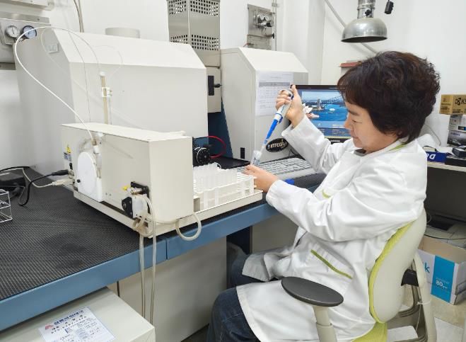 밀양시농업기술센터 토양검정 담당 직원이 토양 성분을 분석하고 있다.