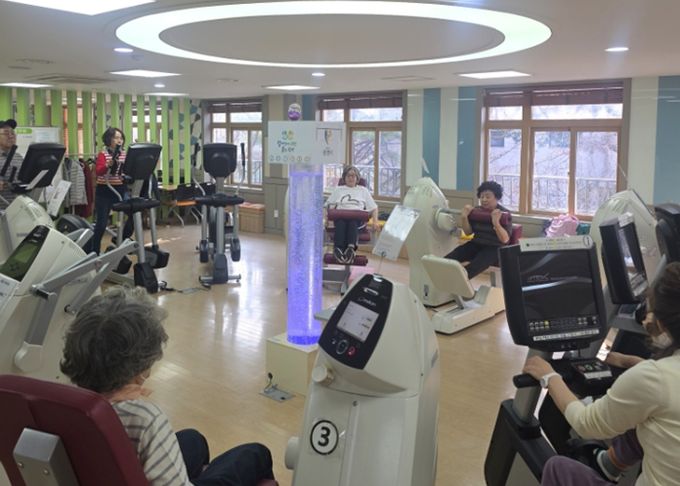 노인건강증진센터에서 '노인건강증진센터 제1기 프로그램'이 진행되고 있다.