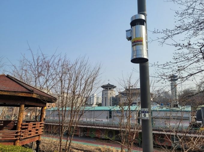 우이천에 설치된 해충유인살충기