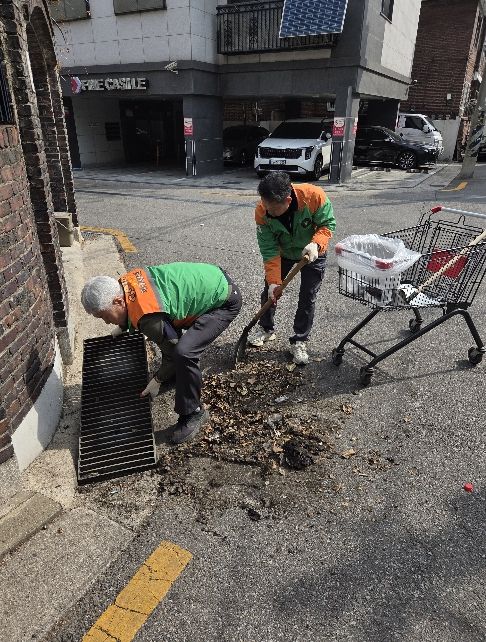 성북구 정릉1동 자율방재단, 침수 취약지역 빗물받이 선제 정비