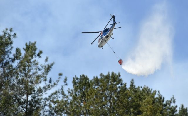 지난 2023년 3월, 화천군청 공무원들이 화천읍 중리 일대에서 발생한 산불 진화를 위해 현장에 투입되고 있다.