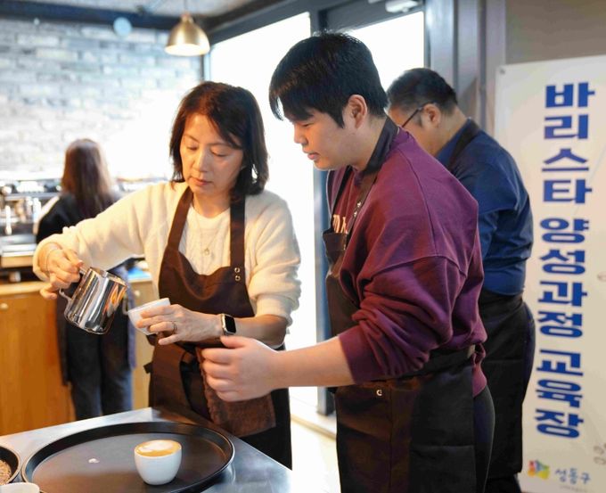 바리스타 양성 교육을 진행하는 모습