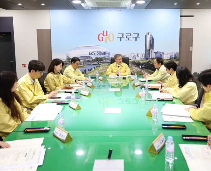장인홍 구청장(가운데)이 3월 31일 구청 르네상스홀에서 열린 ‘비상경제대책 전담 조직(TF) 회의’에서 대응 방안을 논의하고 있다.