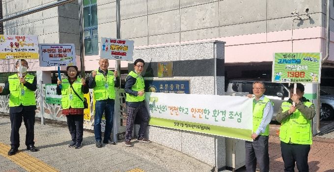 도봉구 쌍문1동 청소년지도위원들이 학교폭력예방 캠페인을 벌이고 있다