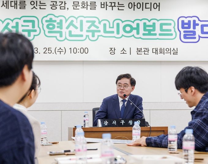 진교훈 강서구청장이 발대식에 참여해 인사말 하는 모습