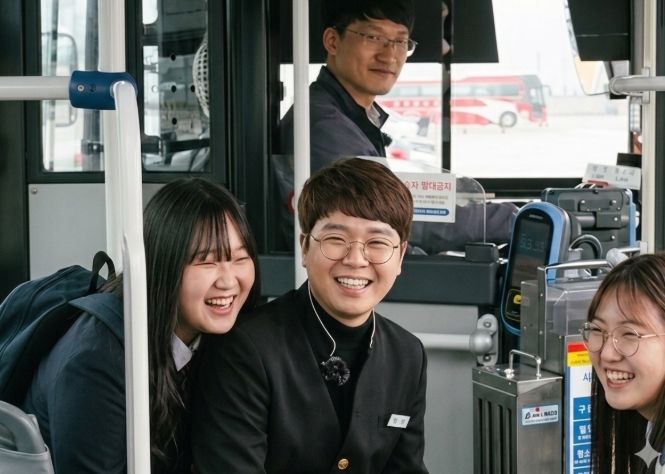 경주시가 1일부터 시행하는 어린이·청소년 시내버스 요금 전면 무료 정책 홍보영상 촬영 현장 모습.