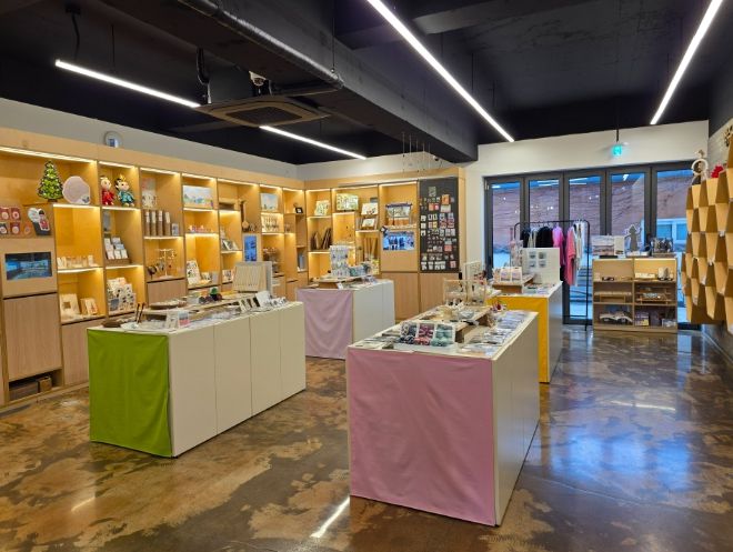 경주시 청년감성상점 내부 전경. 지역 청년 예술가들이 제작한 창작 굿즈와 경주 로컬 콘텐츠가 전시돼 있다