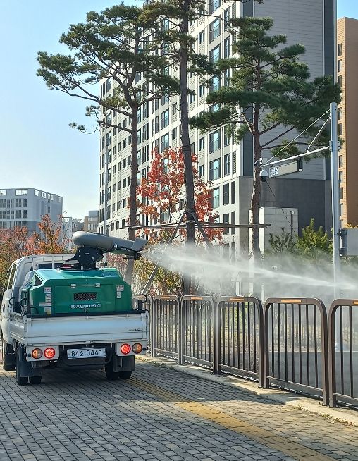 화성특례시 방역소독차량이 생활권 주변에서 친환경 방역소독을 실시하고 있다