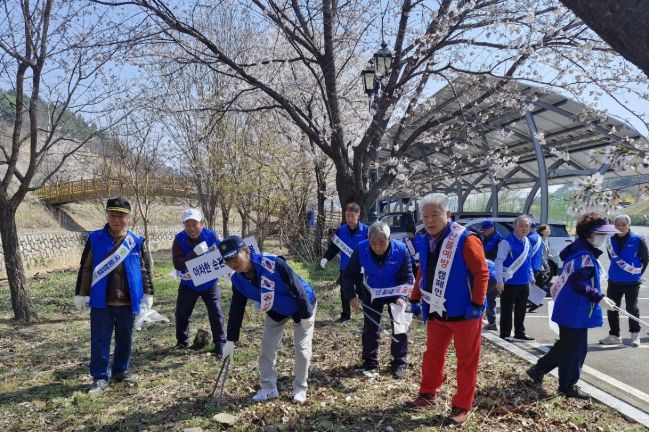 전몰군경유족회 영천시지회 회원들이 은해사 일원에서 산불예방 및 국토대청결 캠페인을 펼치고, 기념촬영을 하고 있다