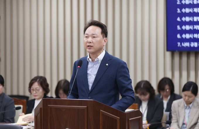 강영우 의원(더불어민주당, 영화·조원1·연무)이 제400회 임시회 기획경제위원회에서 조례안에 대해 설명하고 있다