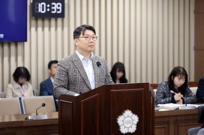 홍종철 의원(국민의힘, 광교1·2)이 제400회 임시회 기획경제위원회에서 조례안에 대해 설명하고 있다