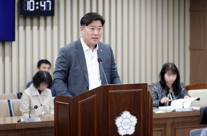 김동은 의원(더불어민주당, 정자1·2·3)이 제400회 임시회 기획경제위원회에서 조례안에 대해 설명하고 있다.