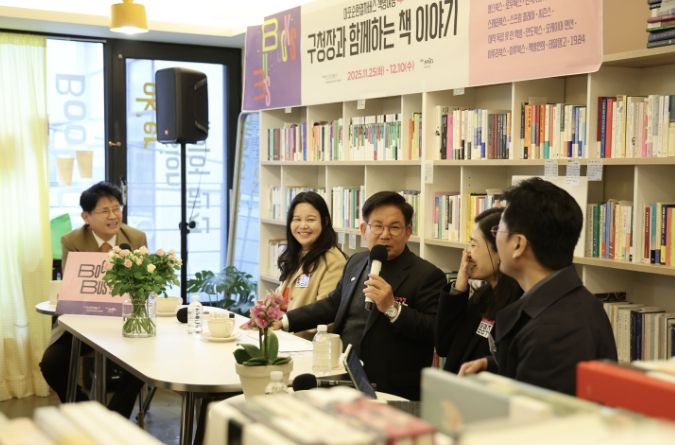 박강수 마포구청장이 지역 서점·출판 관계자들과 대화를 나누고 있다.