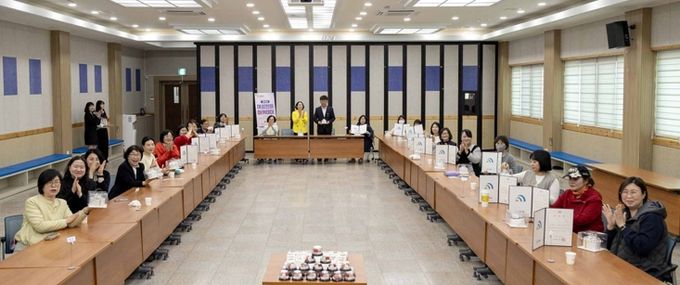 최충규 대덕구청장과 여성친화아카데미 교육 참가자들이 3일 구청 대회의실에서 수료식을 마친 후 기념 촬영을 하고 있다.