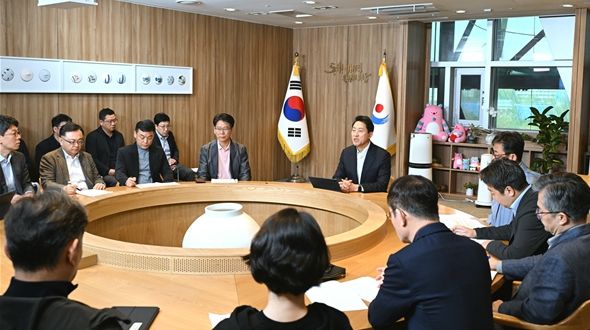 오세훈 서울시장이 5일(일) 오전 집무실에서 중동사태 장기화로 인한 서울시민 생활 불안 감소와 생계 안정화 대책 점검을 위한 「중동상황 관련 비상경제대책회의」를 주재하고 있다.