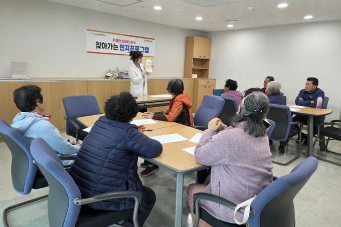 포항시 남구 치매안심센터가 구룡포 보건지소를 찾아 치매 예방과 관리가 필요한 치매 고위험군 어르신들을 대상으로 치매 예방 및 인지 강화 프로그램을 운영하고 있다.
