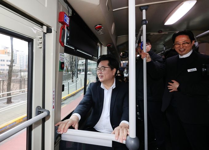 박일하 동작구청장이 지난 3월, 마을버스 동작21번에 시승해 흑석고등학교 앞을 지나가고 있다.