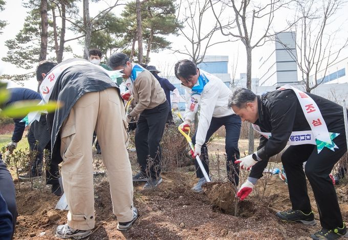 인천 서구, 식목일 기념 나무 심기 및 산불 예방 캠페인 전개... 나무 심고 산림 지키고