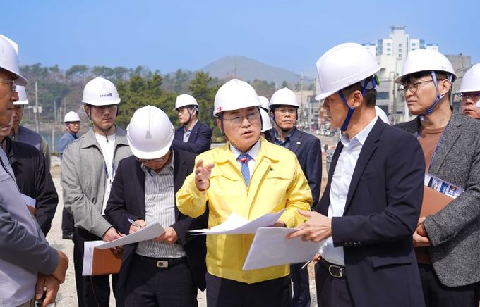 여수시 관계자들이 지난 3일 ‘선소테마정원’ 조성 현장에서 간부회의를 개최하고 추진상황과 개관 준비 상황을 점검하고 있다.