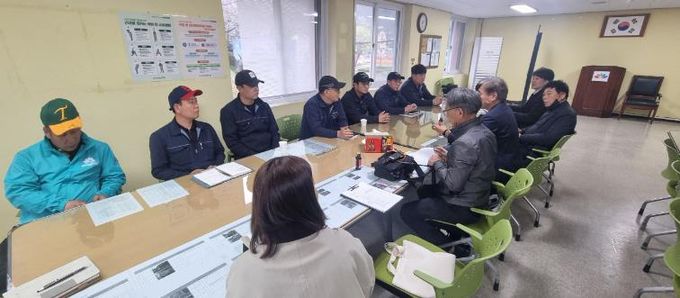 260406 점검전 시설 관리자들과 전문가들이 의견을 나누는 모습