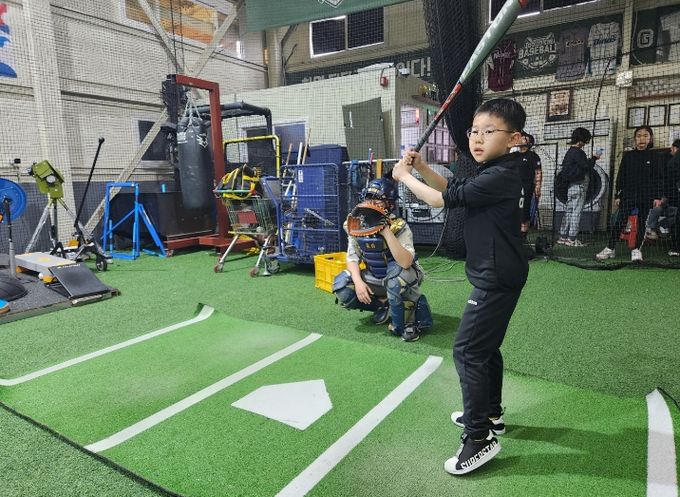 달성군청소년문화의집 체육동아리 운영(지난 4일 진행된 첫 활동 현장. 참여 학생들이 야구 전문 훈련장에서 캐칭 및 타격 연습에 매진 중인 모습.)