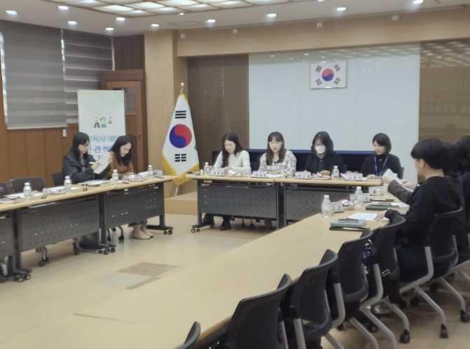 음봉면 행정복지센터에서 관계 기관 담당자들이 참석한 가운데 '고독사 예방 민·관 협의체' 1차 회의가 진행되고 있다.