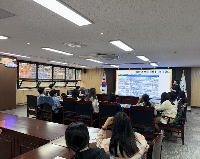 송파구 아동·청소년참여위원회 ‘푸른솔’ 위원들이 정책토론회(왼쪽)와 청소년의회(오른쪽) 활동에 참여하고 있다.