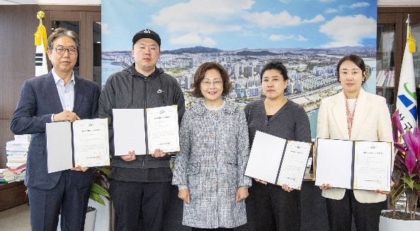 4월 6일 박희영 용산구청장(왼쪽에서 세 번째)이 ‘골목형상점가’로 추가 지정된 상인들과 기념촬영을 하고 있다.