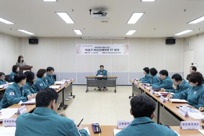 박강수 마포구청장이 비상경제 대책 TF 회의에 참석해 당부사항을 전달하고 있다.