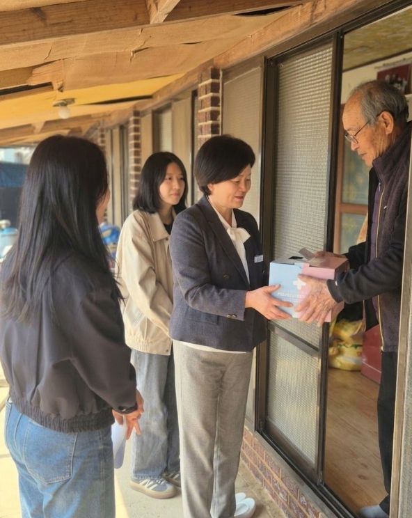 통합돌봄 대상자 가구 찾아 돌봄 패키지 전달