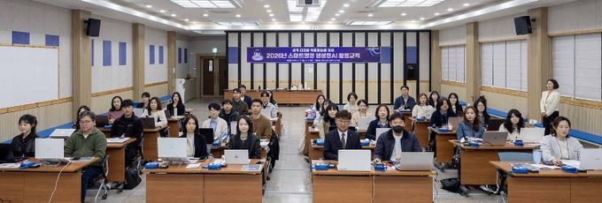 최충규 대덕구청장(사진 첫 번째 줄 왼쪽 다섯 번째)과 대덕구 공직자들이 구청 대회의실에서 ‘생성형 AI 활용 교육’에 앞서 기념 촬영을 하고 있다.